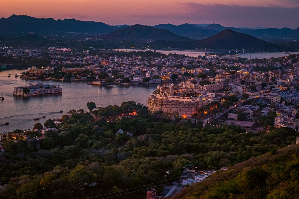 Arrival transfer with City Palace skyline visible across Lake Pichola